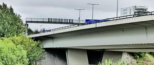 Blick auf einen Abschnitt der Rudolf-Wissell-Brücke auf dem Stadtring A100 in Berlin.