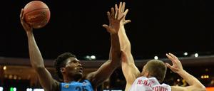 Gut dabei. Albas Landry Nnoko (links) beim Wurf.