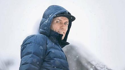 Sven Hannawald, 44, wurde 2002 zur Legende, als er als erster Skispringer alle vier Springen bei der Vierschanzentournee gewann. Gut zwei Jahre später erkrankte der Team-Olympiasieger und zweimalige Skiflug-Weltmeister an einem Burnout und beendete 2005 seine Karriere. Heute gibt er Seminare zum Thema Achtsamkeit. Die 67. Vierschanzentournee, die an diesem Sonntag mit dem Finalspringen in Bischofshofen endet, begleitet Hannawald als TV-Experte bei Eurosport.