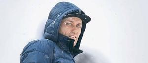 Sven Hannawald, 44, wurde 2002 zur Legende, als er als erster Skispringer alle vier Springen bei der Vierschanzentournee gewann. Gut zwei Jahre später erkrankte der Team-Olympiasieger und zweimalige Skiflug-Weltmeister an einem Burnout und beendete 2005 seine Karriere. Heute gibt er Seminare zum Thema Achtsamkeit. Die 67. Vierschanzentournee, die an diesem Sonntag mit dem Finalspringen in Bischofshofen endet, begleitet Hannawald als TV-Experte bei Eurosport.