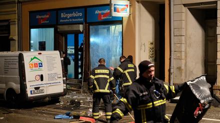 Polizisten und Feuerwehrmänner am Schauplatz der Explosion am AfD-Büro in Döbeln 