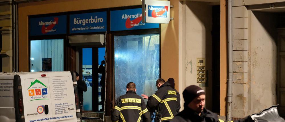 Polizisten und Feuerwehrmänner am Schauplatz der Explosion am AfD-Büro in Döbeln