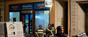 Polizisten und Feuerwehrmänner am Schauplatz der Explosion am AfD-Büro in Döbeln 