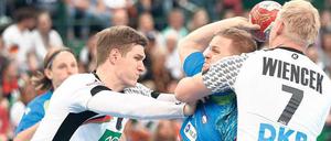 Zur Sache, Spielerchen. Beim Handball wird mit vielen Mitteln gekämpft – und niemand lässt sich ohne Grund fallen. 