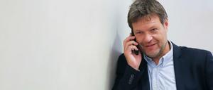 Nach Ärger in sozialen Netzwerken wird Grünen-Chef Robert Habeck sein Mobiltelefon künftig vor allem zum Telefonieren nutzen.