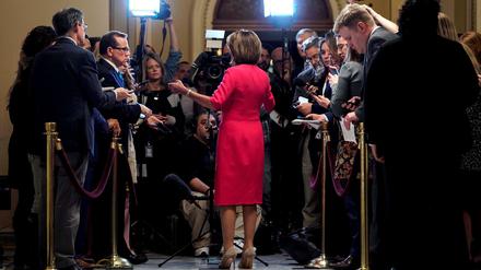 Die Demokratin Nancy Pelosi spricht mit Journalisten.
