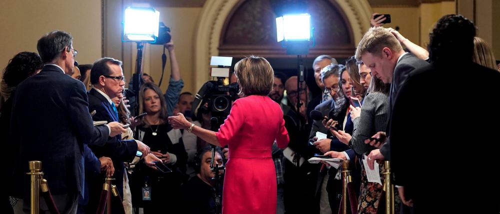 Die Demokratin Nancy Pelosi spricht mit Journalisten.