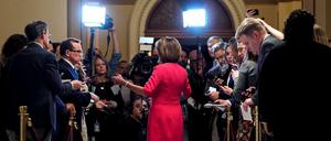Die Demokratin Nancy Pelosi spricht mit Journalisten.