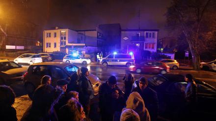 Den Teenagern wurde der einzige Ausgang durch ein Feuer versperrt. 