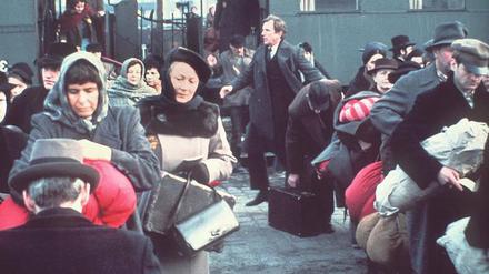 Jüdische Familien werden nach Auschwitz deportiert, eine Szene aus der Serie „Holocaust“. 
