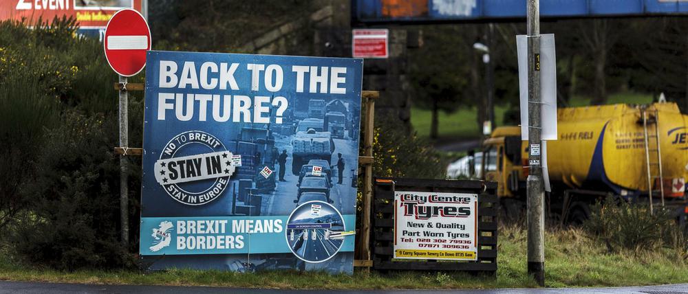 Ein Schild gegen den Brexit nahe der Grenze zwischen Irland und Nordirland. 