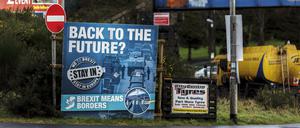 Ein Schild gegen den Brexit nahe der Grenze zwischen Irland und Nordirland. 