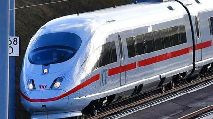Ein ICE fährt auf der Schnellstrecke von München nach Hamburg.