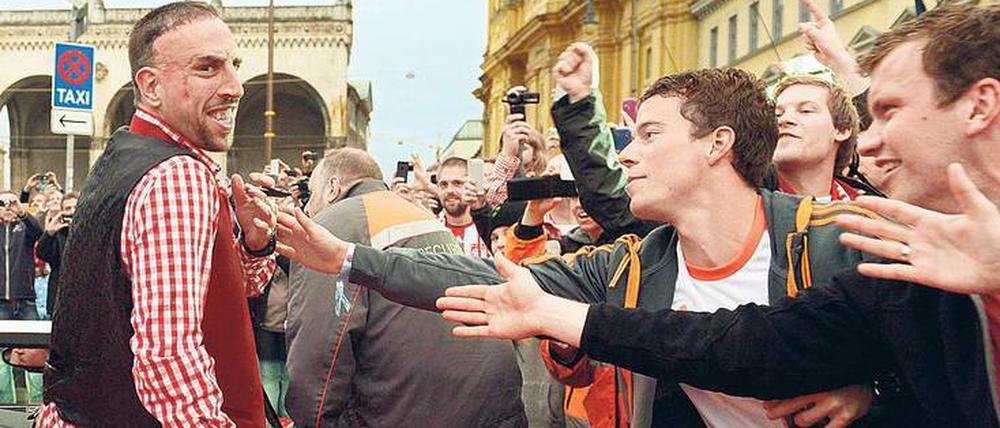 Vor allem Münchens Liebling. Während Franck Ribéry beim FC Bayern die große Zuneigung der Fans erfährt (wie bei der Meisterfeier 2013), fühlt er sich in Frankreich besonders missverstanden.