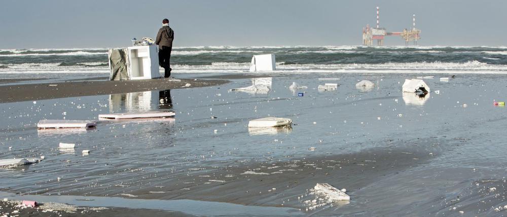 Freiwillige sammeln auf der niederländischen Insel Terschelling angespülte Waren vom Bord der "MSC Zoe" ein. 