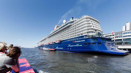 Weißer Rauch. Das Kreuzfahrtschiff ´Mein Schiff 6» im Hamburger Hafen.