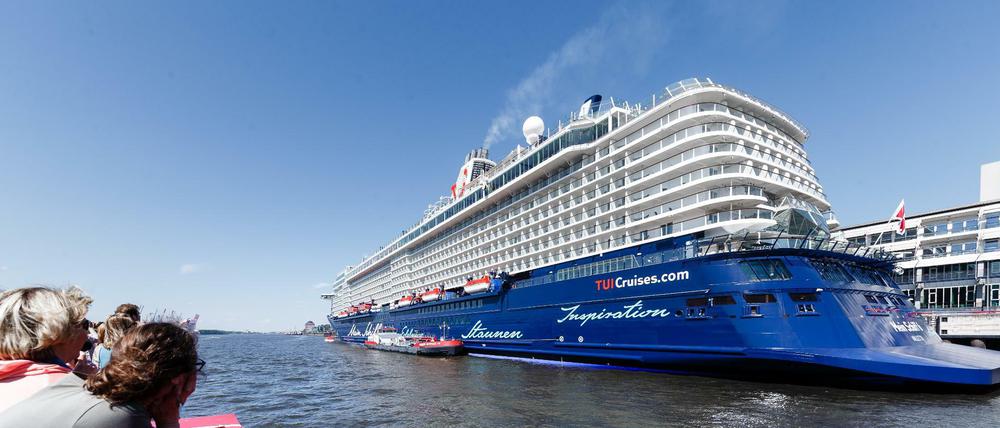 Weißer Rauch. Das Kreuzfahrtschiff ´Mein Schiff 6» im Hamburger Hafen.
