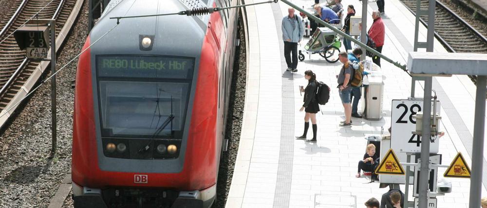 Bahn-Reisende auf dem Hamburger Hauptbahnhof.