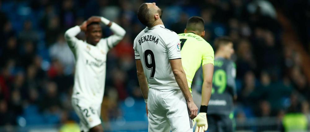 Zum Verzweifeln. Real Madrids Krise spitzt sich zu - Karim Benzema kann es nicht fassen.