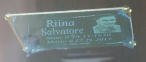 Eine Tafel mit dem Namen, den Lebensdaten von Riina auf seinem Sarg. 