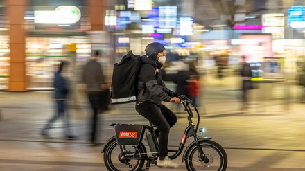 Ein Gorillas-Rider auf einem Elektrofahrrad. Das Unternehmen liefert Lebensmittel in wenigen Minuten.