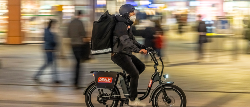 Ein Gorillas-Rider auf einem Elektrofahrrad. Das Unternehmen liefert Lebensmittel in wenigen Minuten.