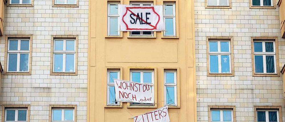 Das Verhalten von Konzernen wie der Deutschen Wohnen ist umstritten. In der Karl-Marx-Allee gibt es Protest.