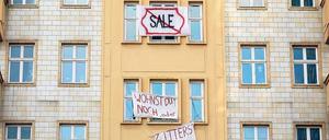 Das Verhalten von Konzernen wie der Deutschen Wohnen ist umstritten. In der Karl-Marx-Allee gibt es Protest. 