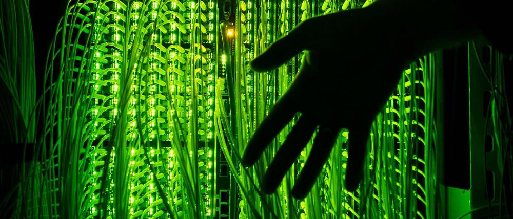 Finger weg. Datensicherheit geht nicht nur Behörden an, sondern auch Privatpersonen.