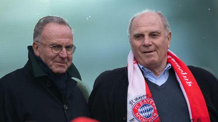 Karl-Heinz Rummenigge (l.) und Uli Hoeneß wehren sich die gegen die Kritik am Trainingslager in Katar. 