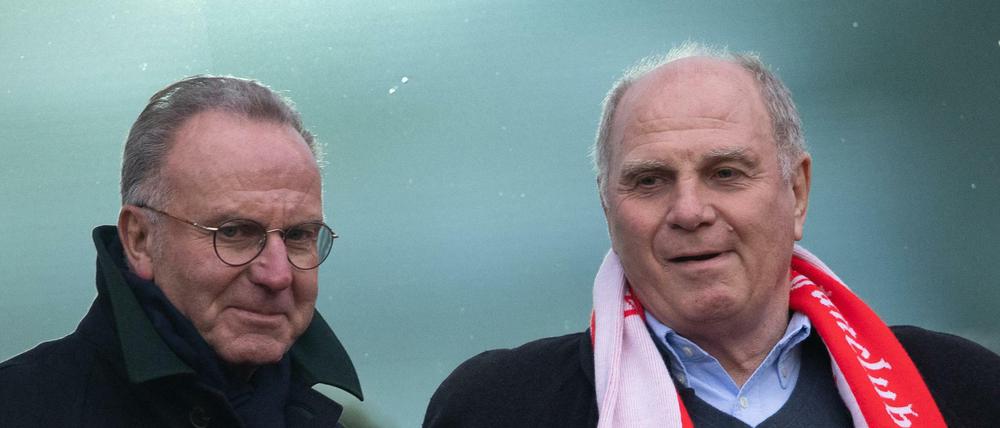 Karl-Heinz Rummenigge (l.) und Uli Hoeneß wehren sich die gegen die Kritik am Trainingslager in Katar.