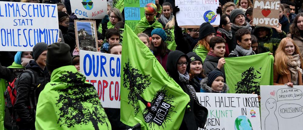 Schüler in Kiel demonstrierten im Dezember unter dem Motto #FridaysForFuture und folgten damit dem Vorbild der Schwedin Greta Thunberg.