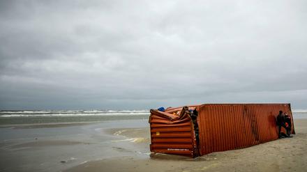 Ein Container der MSC Zoe am Strand.