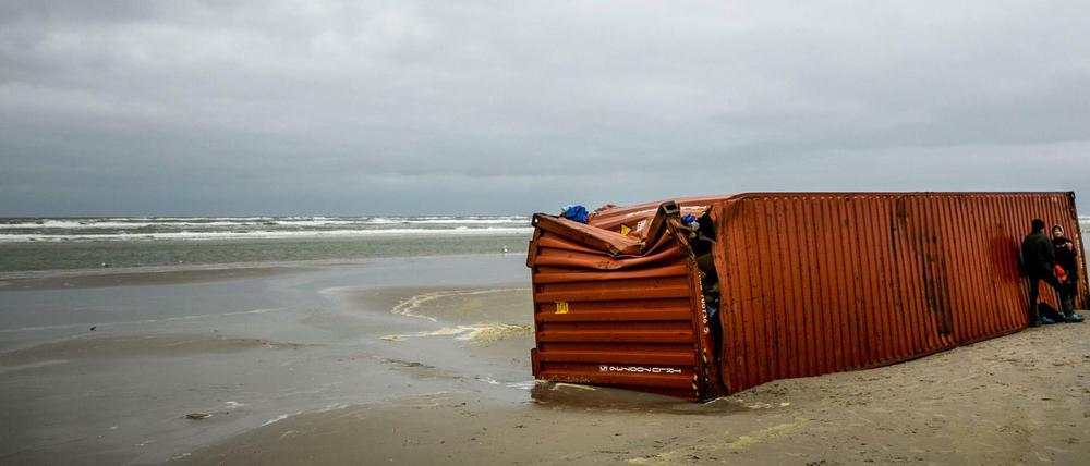Ein Container der MSC Zoe am Strand.