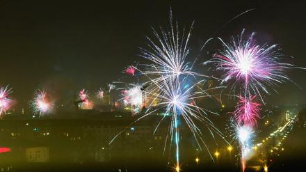 Feuerwerksraketen explodieren in der Silvesternacht 2018/2019 über der Innenstadt. 