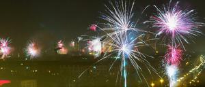Feuerwerksraketen explodieren in der Silvesternacht 2018/2019 über der Innenstadt. 