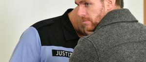 Der Neonazi Maik Schneider kommt aus der Untersuchungshaft frei - weil es Verfahrensverzögerungen gab. 
