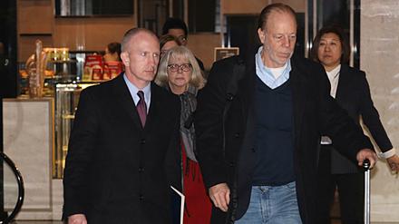 Jeffrey D. Gerrish (r), stellvertretender Handelsbeauftragter der USA, und weitere Mitglieder der US-Handelsdelegation bei der Ankunft in Peking. 