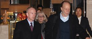 Jeffrey D. Gerrish (r), stellvertretender Handelsbeauftragter der USA, und weitere Mitglieder der US-Handelsdelegation bei der Ankunft in Peking. 