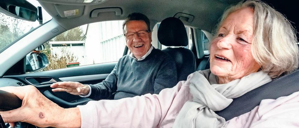 Diese 80-jährigen Fahrschülerin wagt den Weg zurück in den Straßenverkehr. Einer Gesundheitsüberprüfung muss sie sich dafür nicht unterziehen.