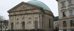 Die St.-Hedwigs-Kathedrale des Erzbistums Berlin soll stark verändert werden. Nur das Dach soll bleiben, wie es ist. 