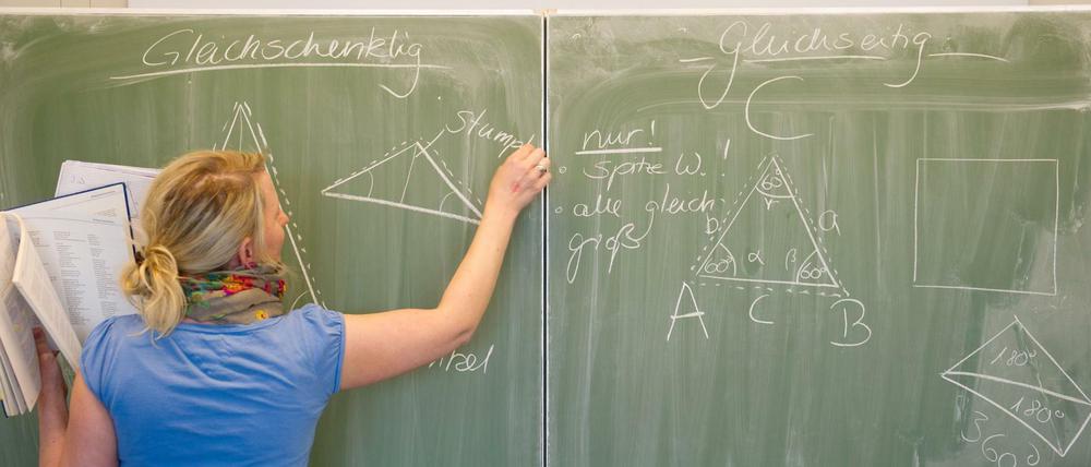 Eine Lehrerin unterrichtet Mathe.