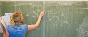 Eine Lehrerin unterrichtet Mathe.