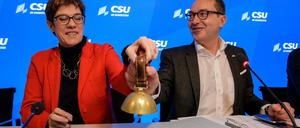 Die kleine Glocke. In Seeon gaben Alexander Dobrindt, CSU-Landesgruppenchef, und Annegret Kramp-Karrenbauer, CDU-Chefin, schon mal gemeinsam den Ton an.