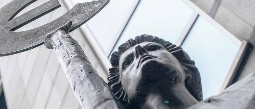 Mythos trifft Wirklichkeit. May Claerhouts Europa-Statue vor dem Europäischen Parlament in Brüssel.