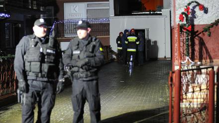 Einsatzkräfte vor dem Escape-Room in Nordpolen. 