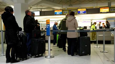 Warnstreik des Sicherheitspersonals: Passagiere stehen Schlange am Berliner Flughafen Tegel. 