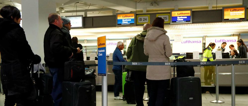 Warnstreik des Sicherheitspersonals: Passagiere stehen Schlange am Berliner Flughafen Tegel. 