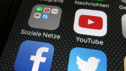 In der gesellschaftlichen Kommunikation stehen vielfältige, synchrone, sich zum Teil widersprechende und zum Teil bezugslose Stimmen und Akteure nebeneinander.  