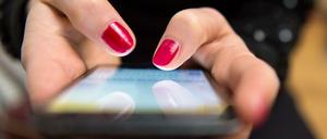 Immer am Schirm. Nach dem Datenklau überdenken Prominente, aber auch private Nutzer ihren Social-Media-Konsum.